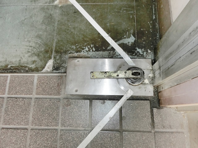事務所ドアのフロアヒンジ取替工事　施工事例　名古屋